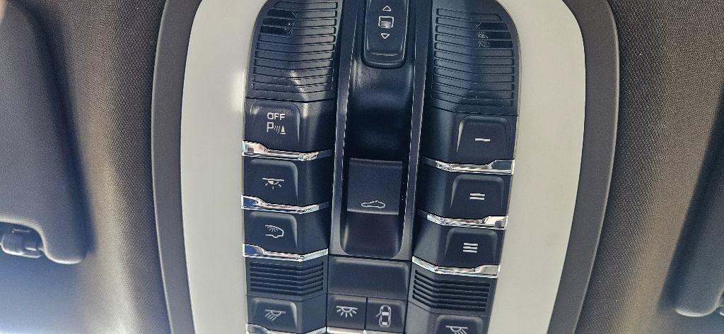 Used 2017 Porsche Macan GTS AWD/4WD image 24