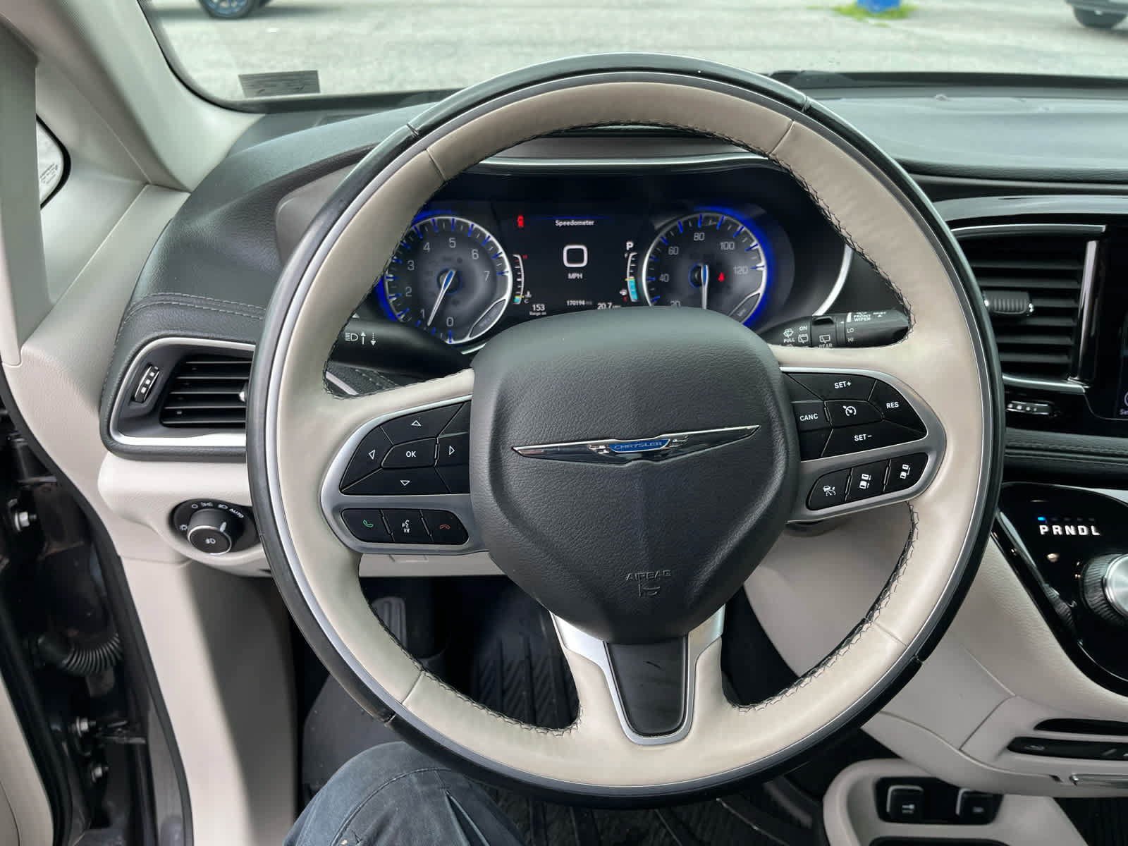 Used 2018 Chrysler Pacifica Limited w/ Tire & Wheel Group FWD image 14