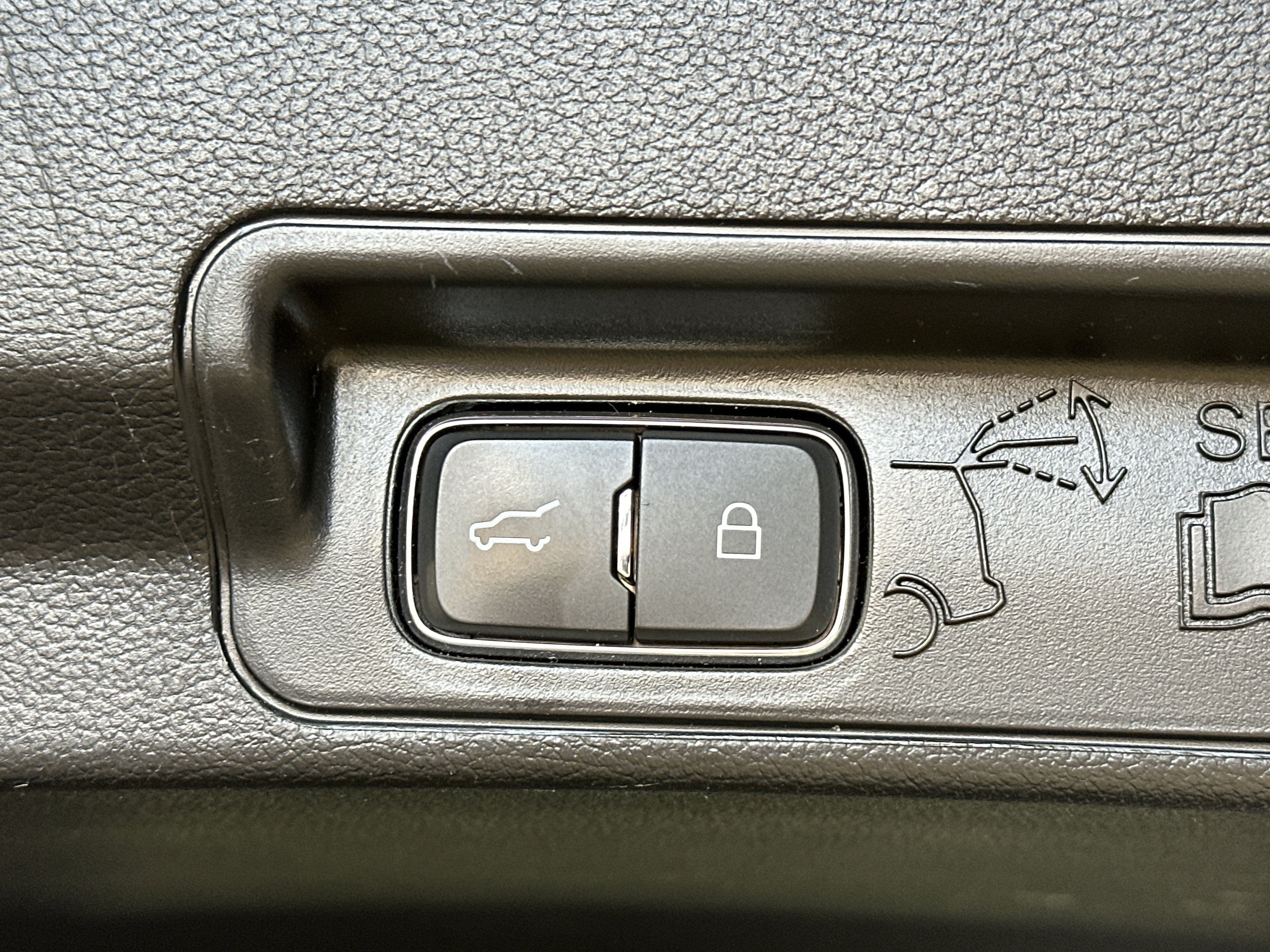 Used 2021 Ford Explorer XLT image 14