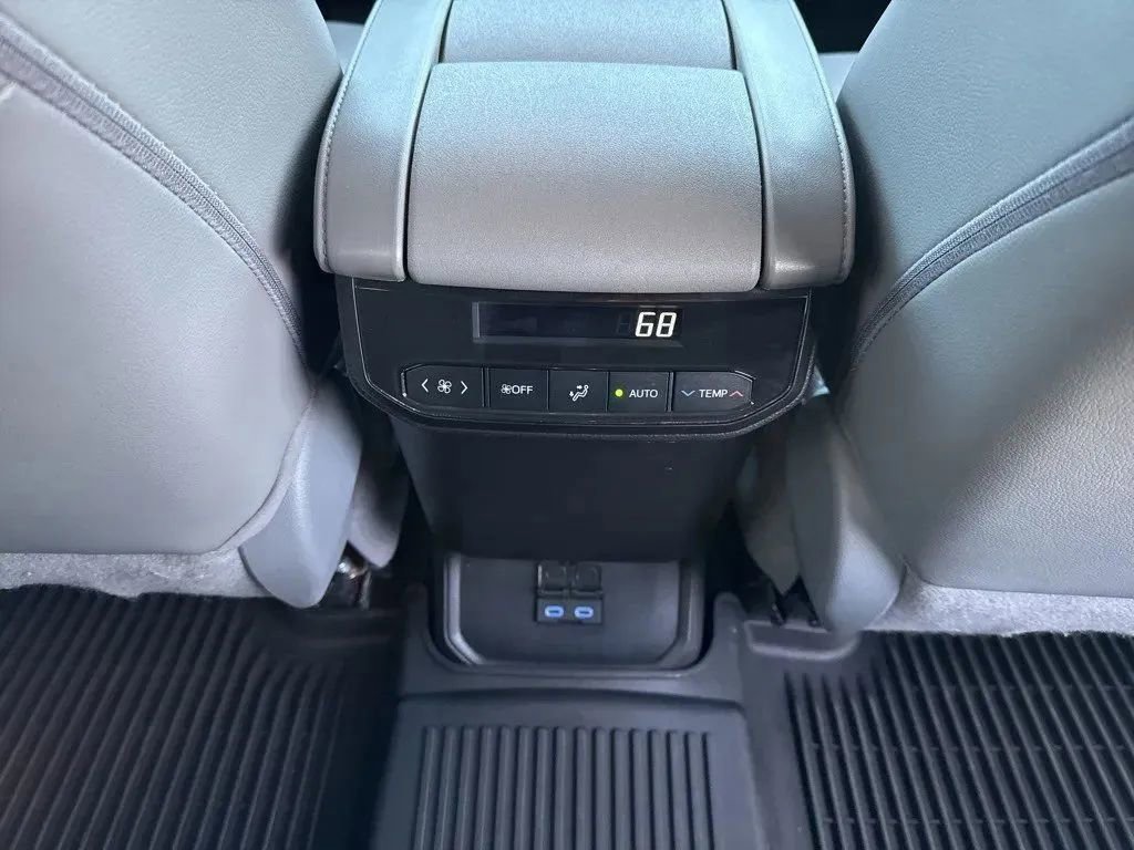 Used 2022 Toyota Highlander XLE FWD image 33