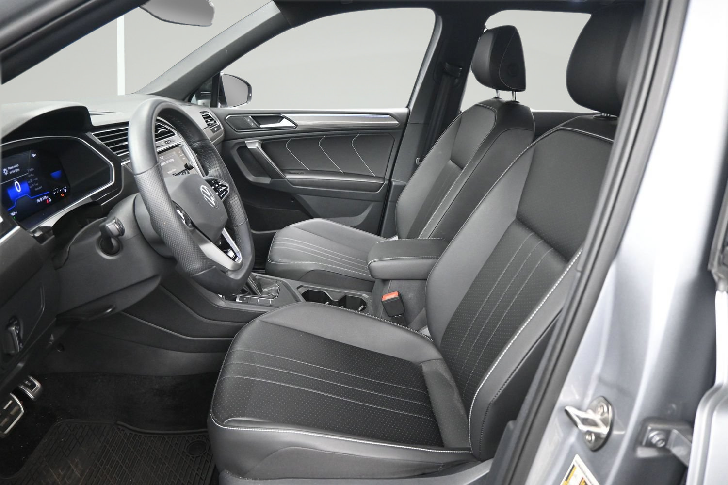 Used 2024 Volkswagen Tiguan SE R-Line FWD image 9