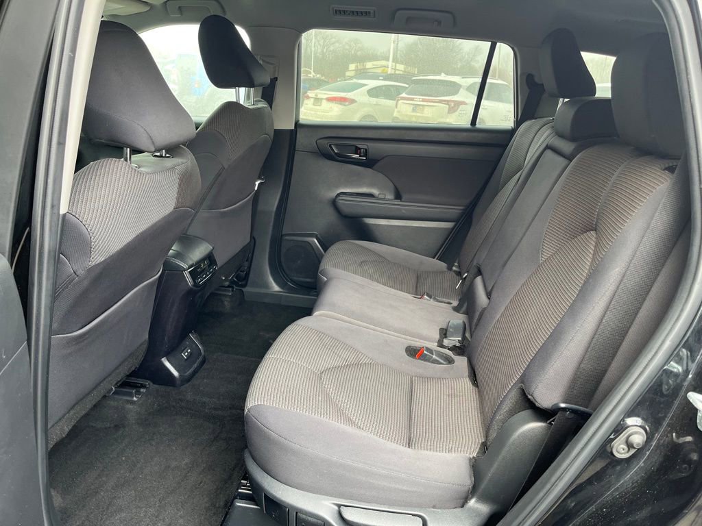 Used 2024 Toyota Highlander LE image 25