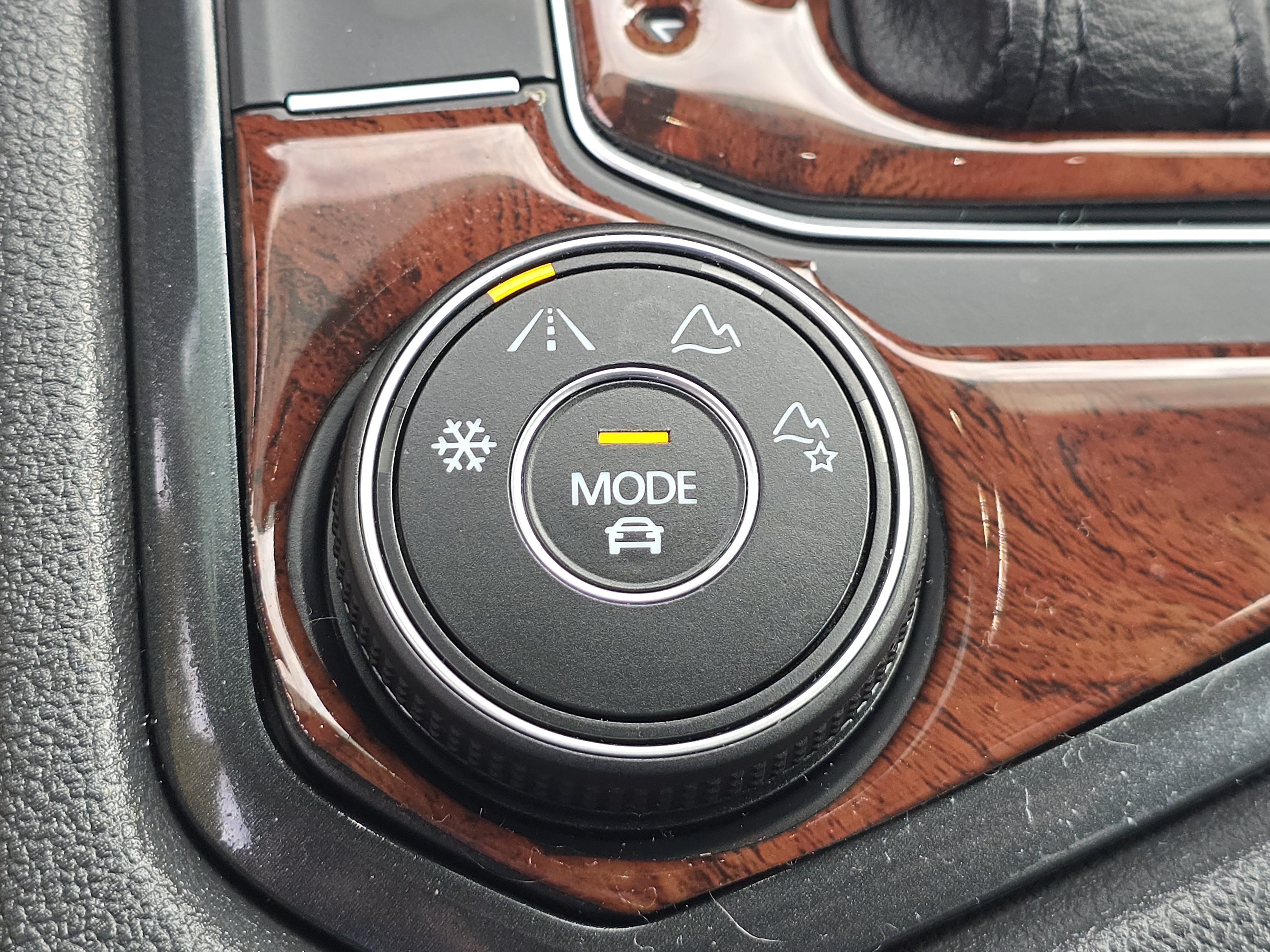 Used 2019 Volkswagen Tiguan SEL AWD/4WD image 28