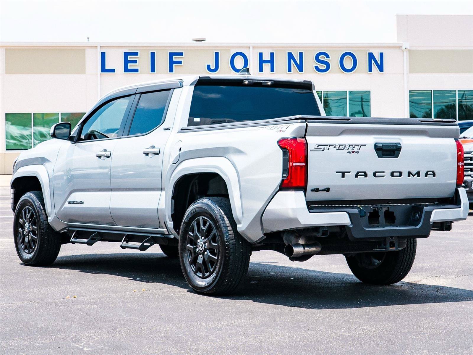 Used 2025 Toyota Tacoma SR5 AWD/4WD image 4