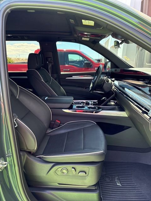 Used 2025 Cadillac Escalade Sport w/ LPO, Floor Liner Package AWD/4WD image 15
