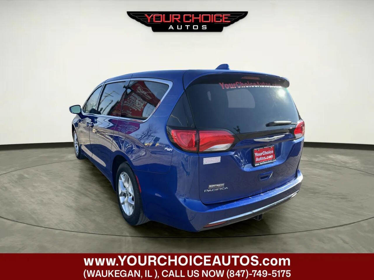 Used 2019 Chrysler Pacifica Touring Plus w/ Tire & Wheel Group FWD image 3