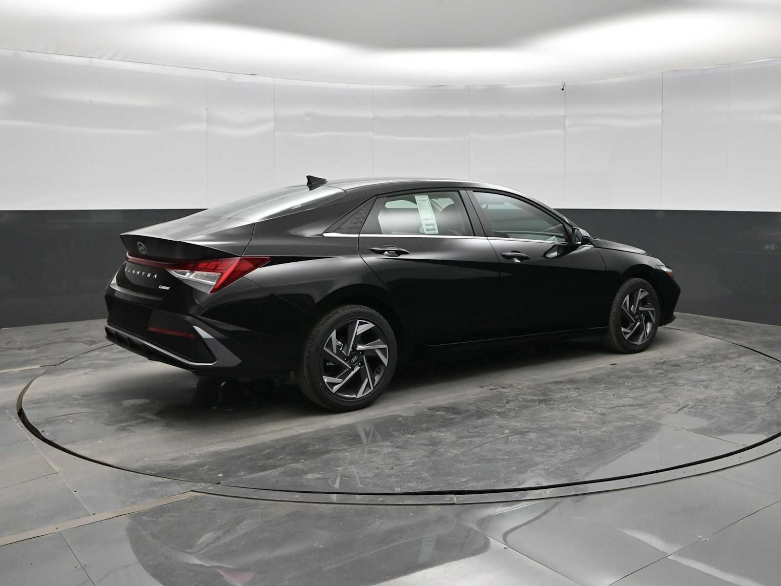 New 2026 Hyundai Elantra Limited FWD image 8
