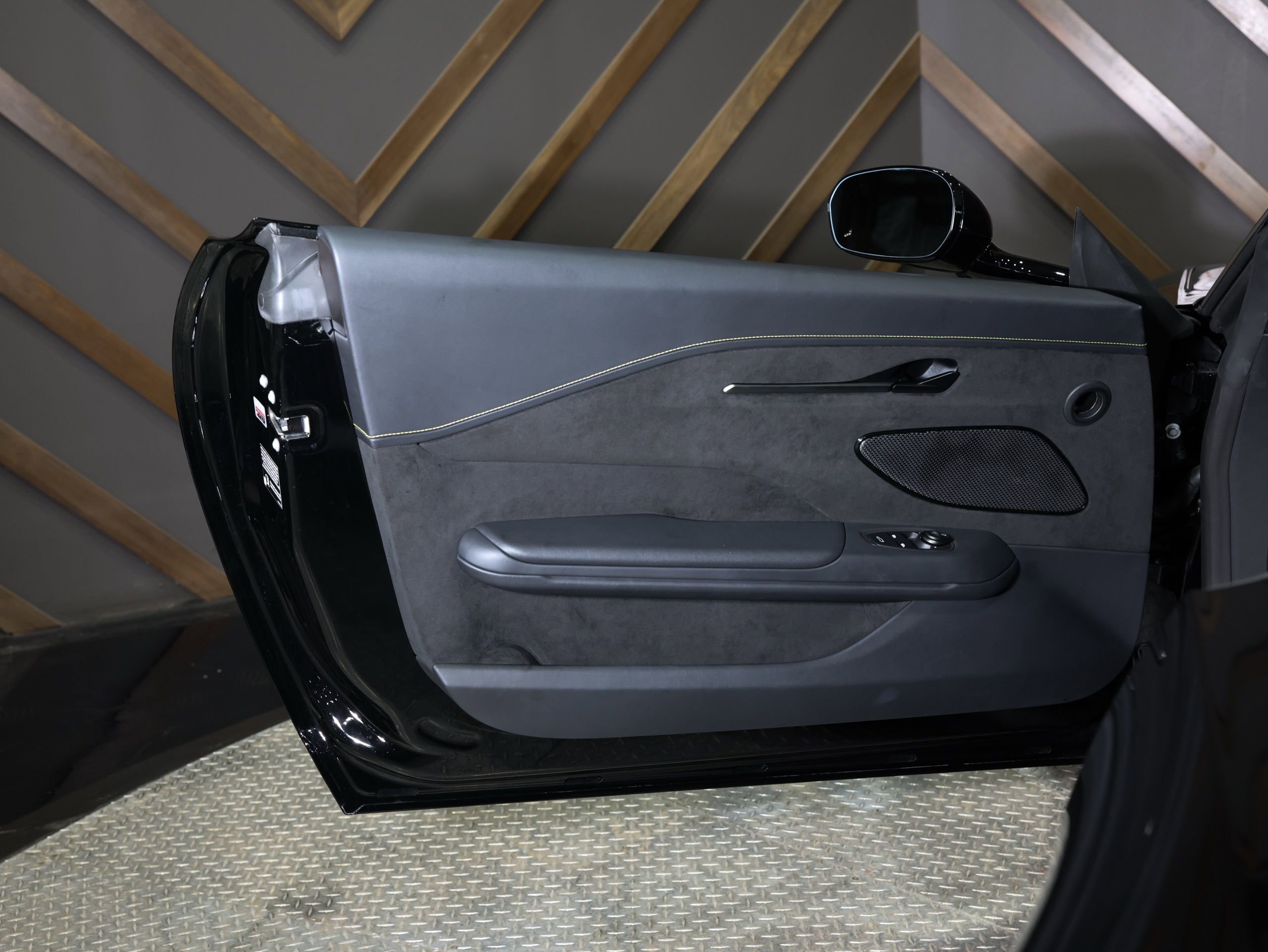 Used 2026 Aston Martin V8 Vantage Coupe image 45