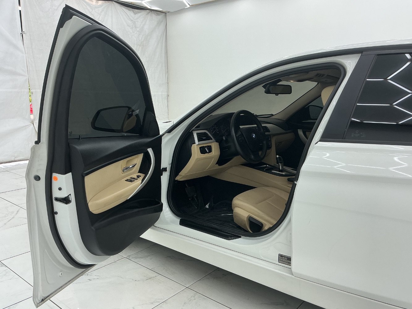 Used 2018 BMW 320i Sedan RWD image 16