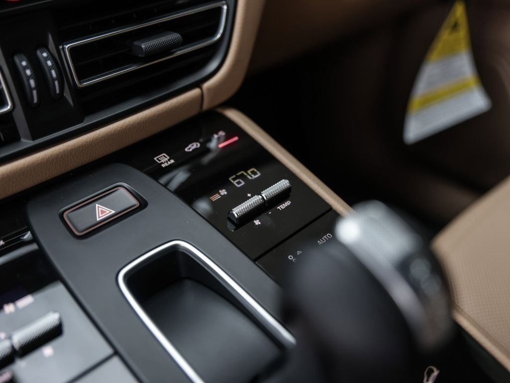 Certified 2025 Porsche Macan image 23