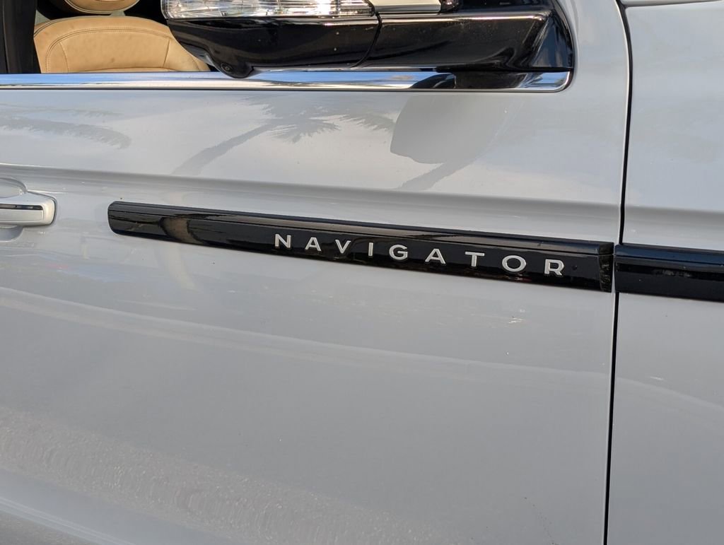 New 2026 Lincoln Navigator L Black Label AWD/4WD image 10