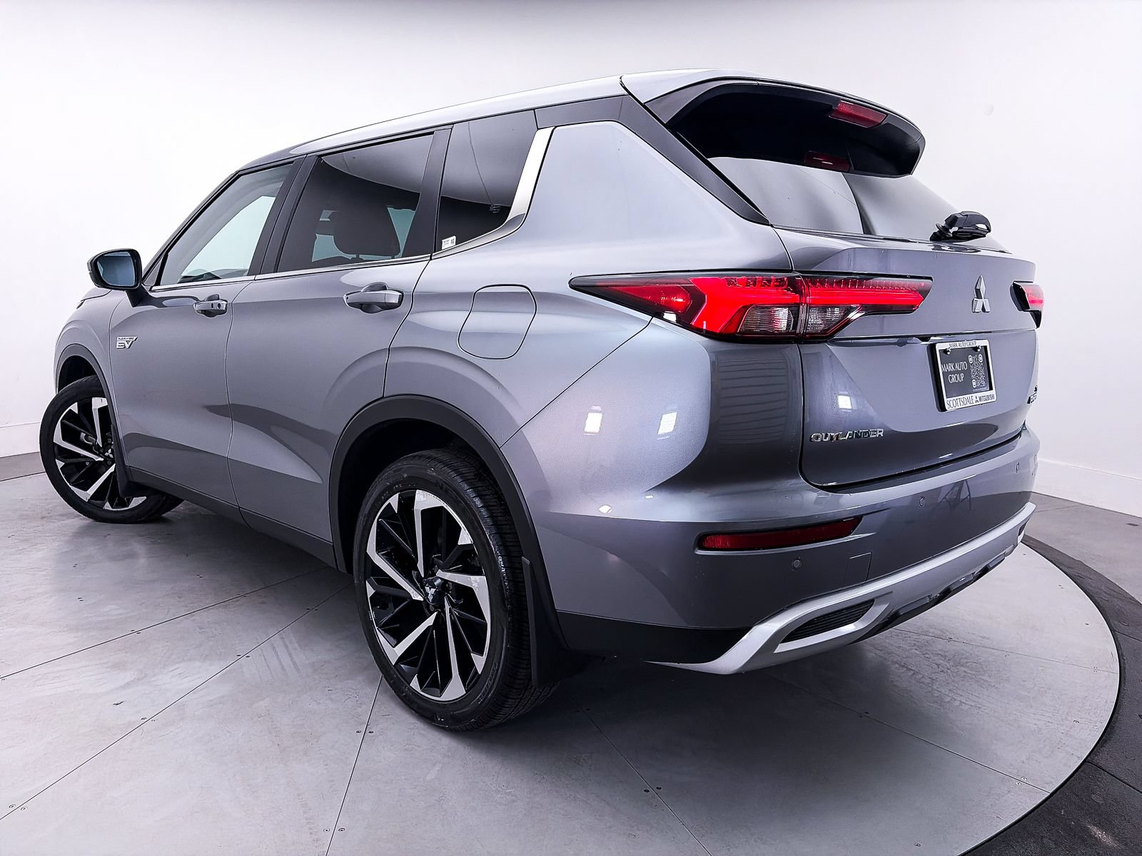 Used 2023 Mitsubishi Outlander SE AWD/4WD image 2