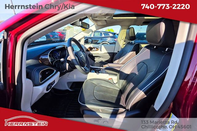 Used 2023 Chrysler Pacifica Limited FWD image 23