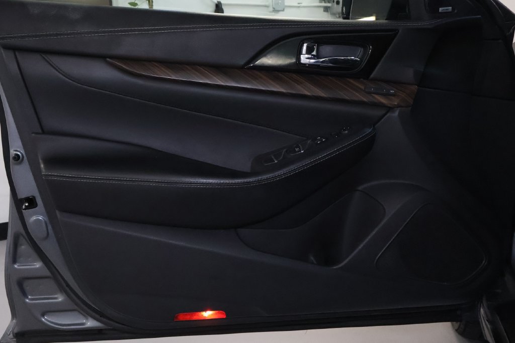 Used 2017 Nissan Maxima Platinum w/ Interior Lighting Package FWD image 14