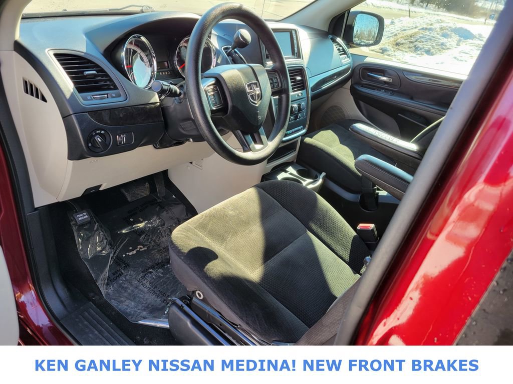 Used 2018 Dodge Grand Caravan SE w/ UConnect Hands-Free Group image 25