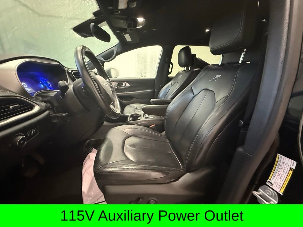 Used 2022 Chrysler Pacifica Touring-L w/ Uconnect Theater Family Group image 10