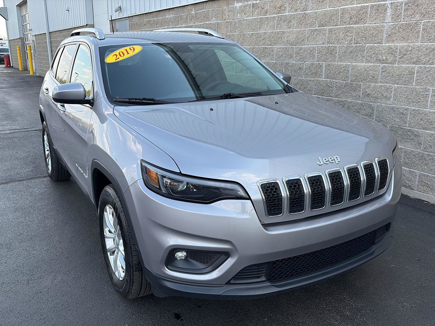 Used 2019 Jeep Cherokee Latitude w/ Cold Weather Group AWD/4WD image 2