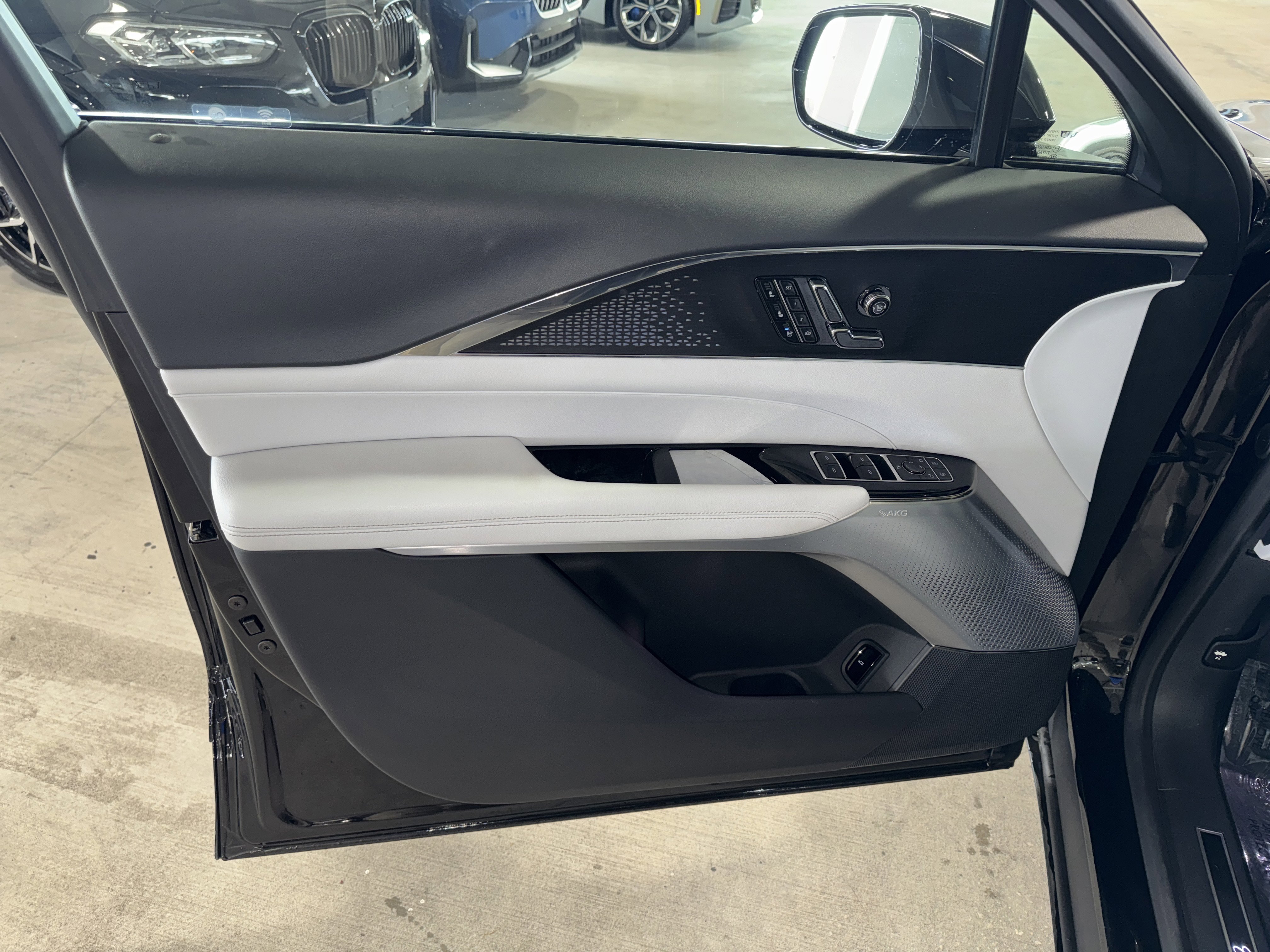 Used 2023 Cadillac Lyriq 2WD image 17