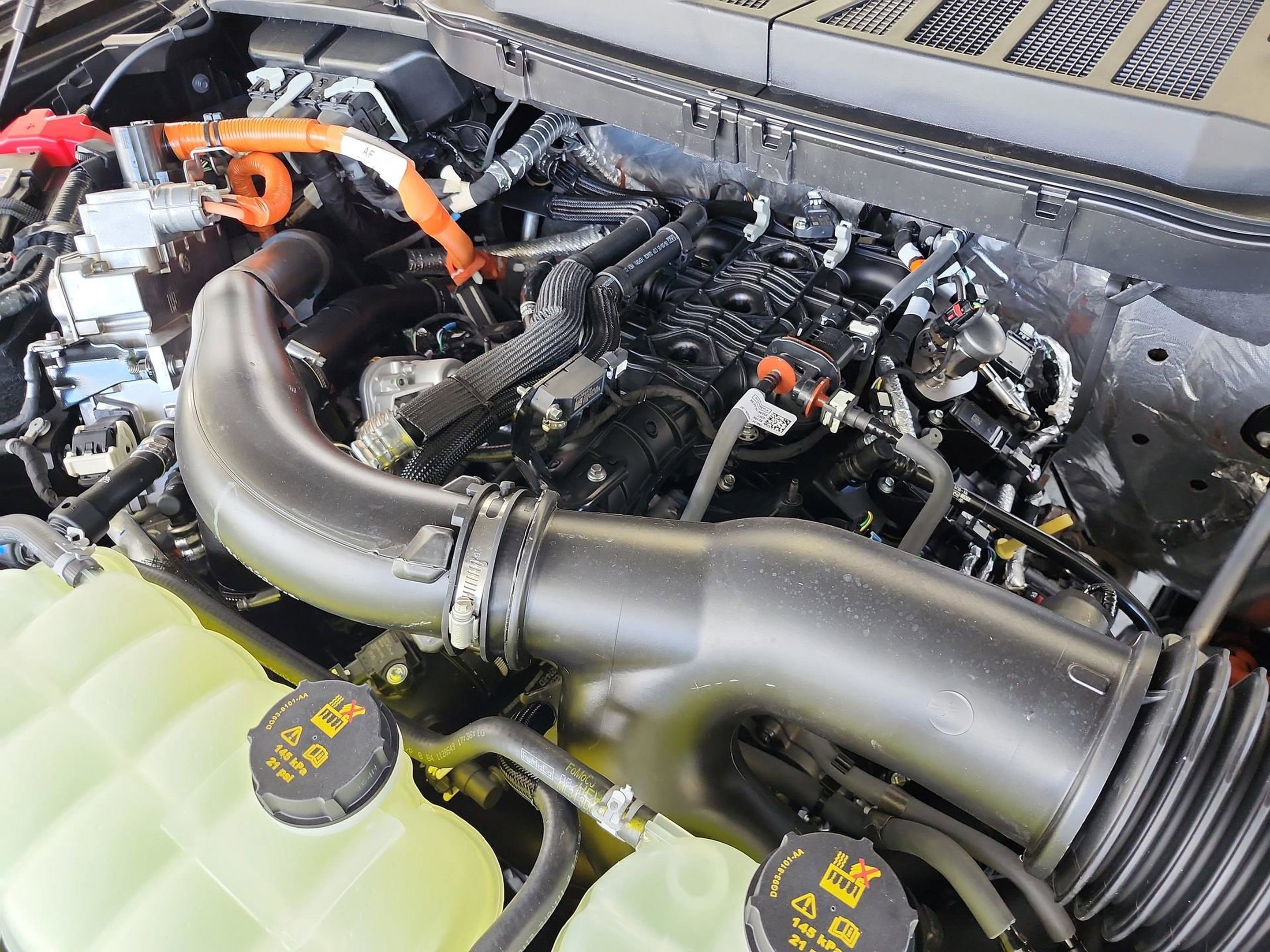 New 2025 Ford F150 Lariat w/ Equipment Group 502A High image 25