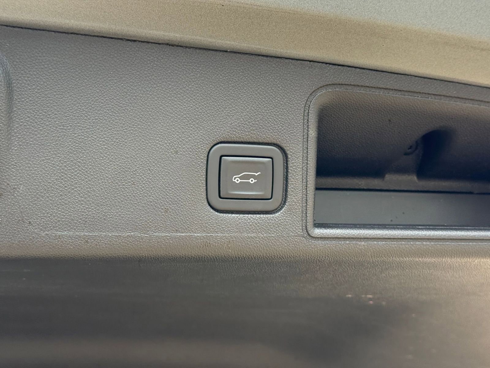Used 2024 GMC Terrain SLT image 23