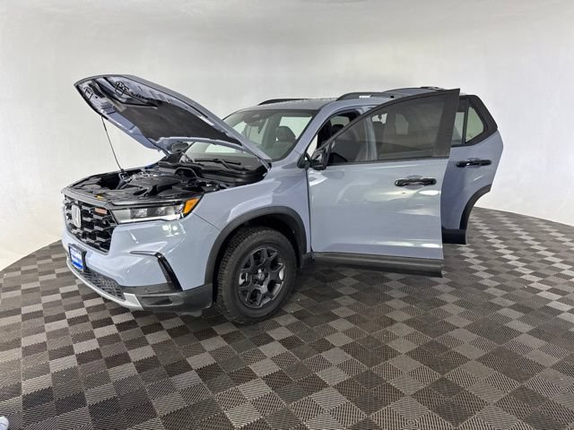 Used 2025 Honda Pilot TrailSport image 12