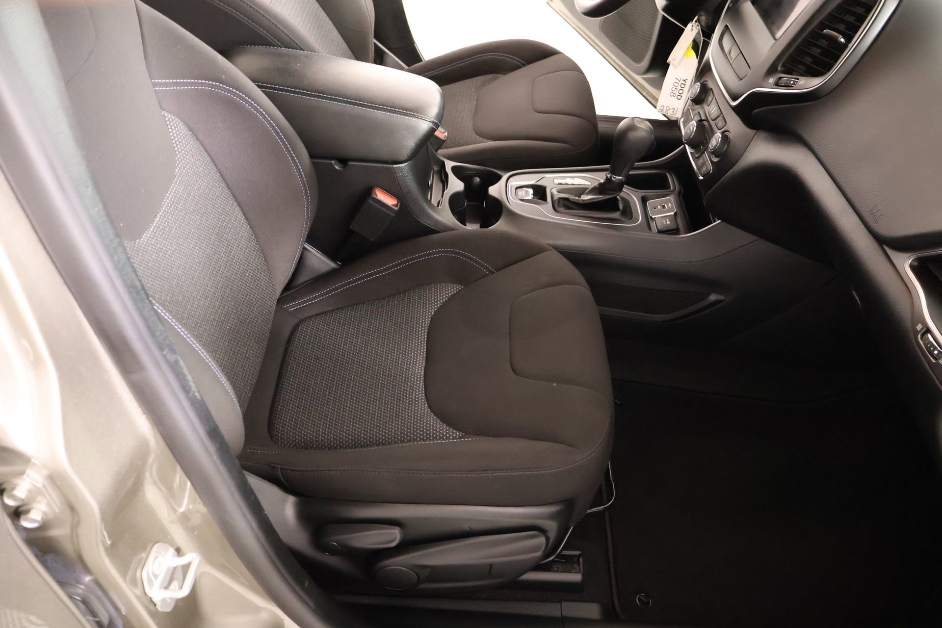 Used 2020 Jeep Cherokee Latitude FWD image 12