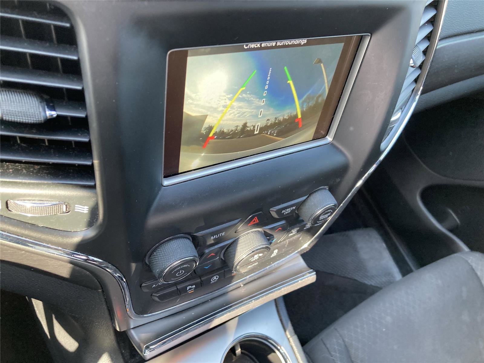 Used 2018 Jeep Grand Cherokee Laredo image 15