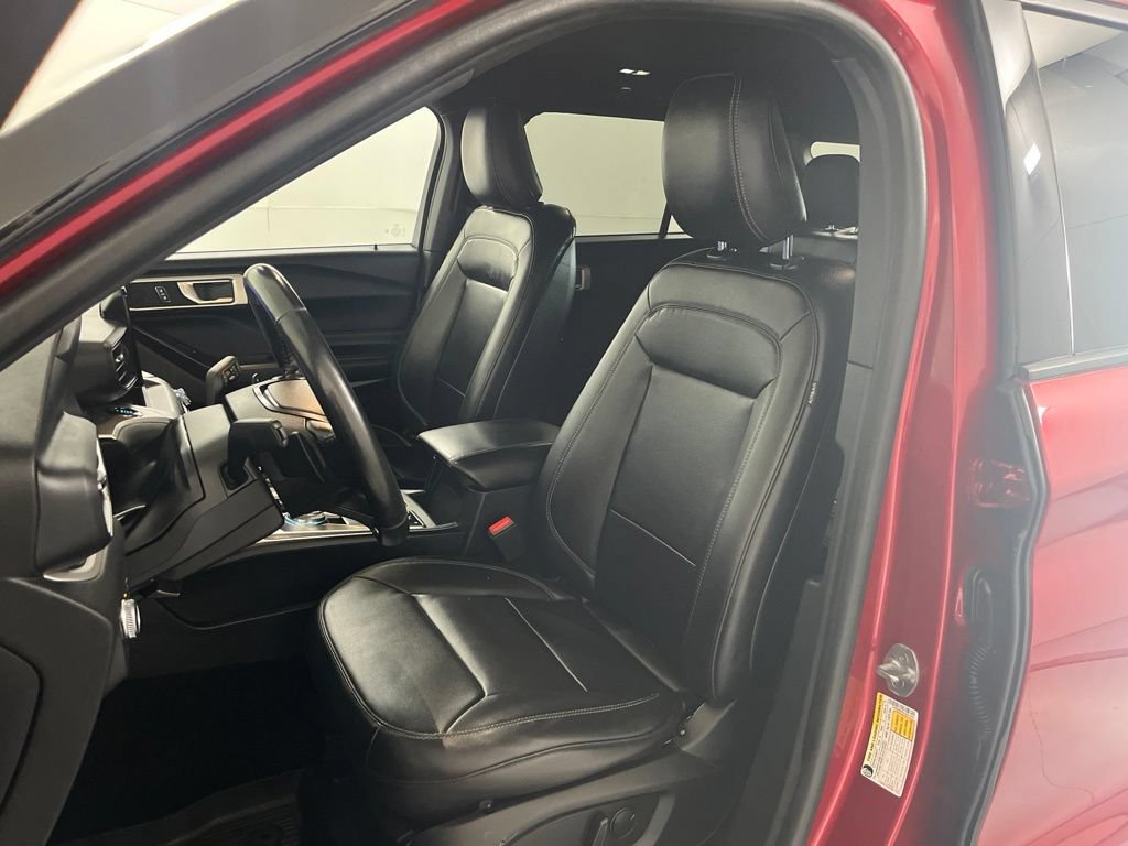 Used 2020 Ford Explorer XLT w/ Equipment Group 202A AWD/4WD image 18