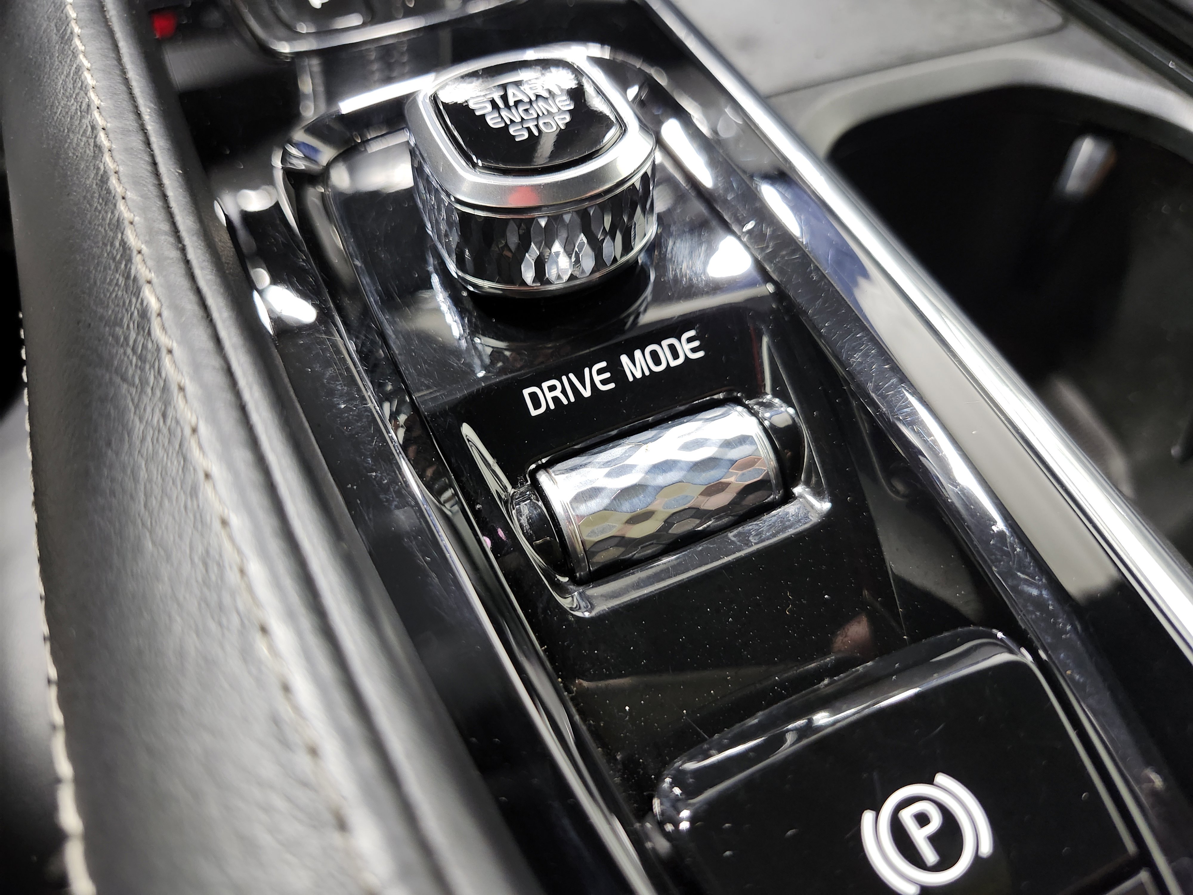 Used 2021 Volvo XC90 T8 R-Design w/ Advanced Package image 12