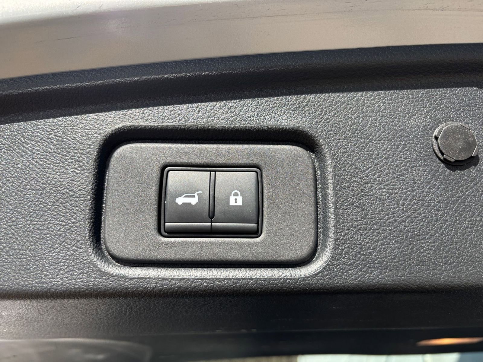 Used 2025 Nissan Pathfinder SV image 23