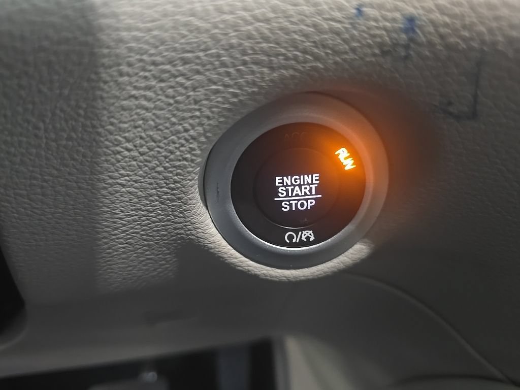 Used 2024 Chrysler Pacifica Limited FWD image 21