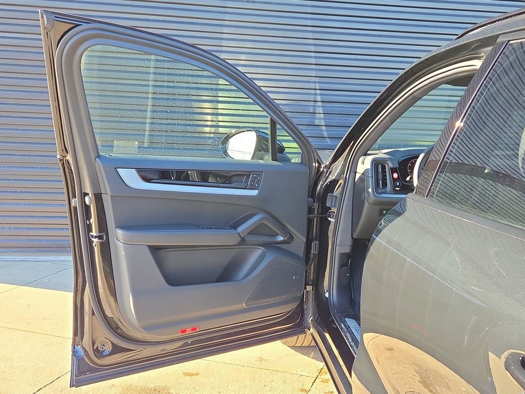Certified 2025 Porsche Cayenne image 6