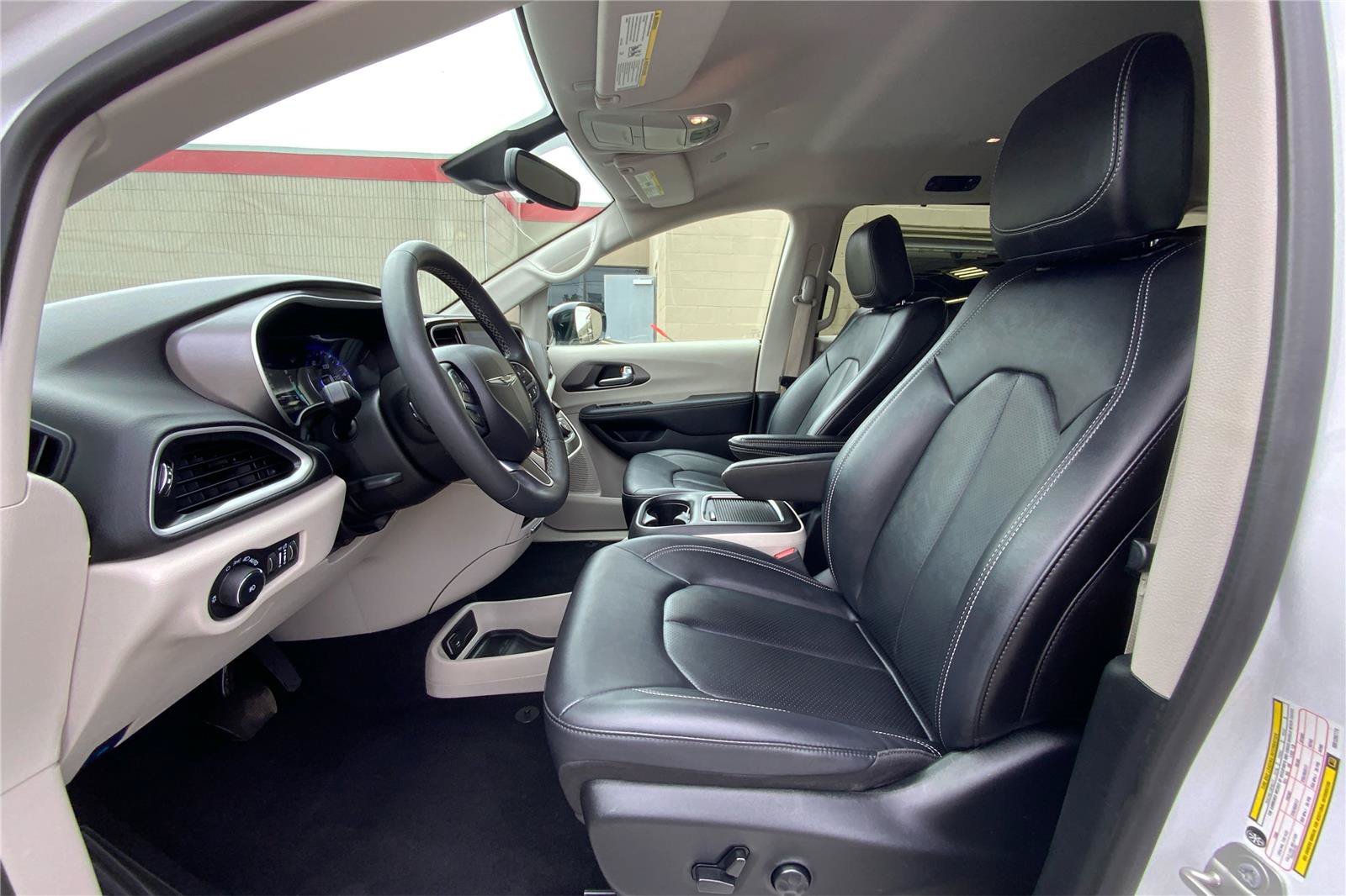 Used 2024 Chrysler Pacifica Touring-L FWD image 10