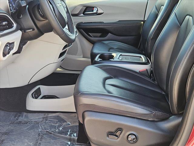 Used 2023 Chrysler Pacifica Touring-L FWD image 15
