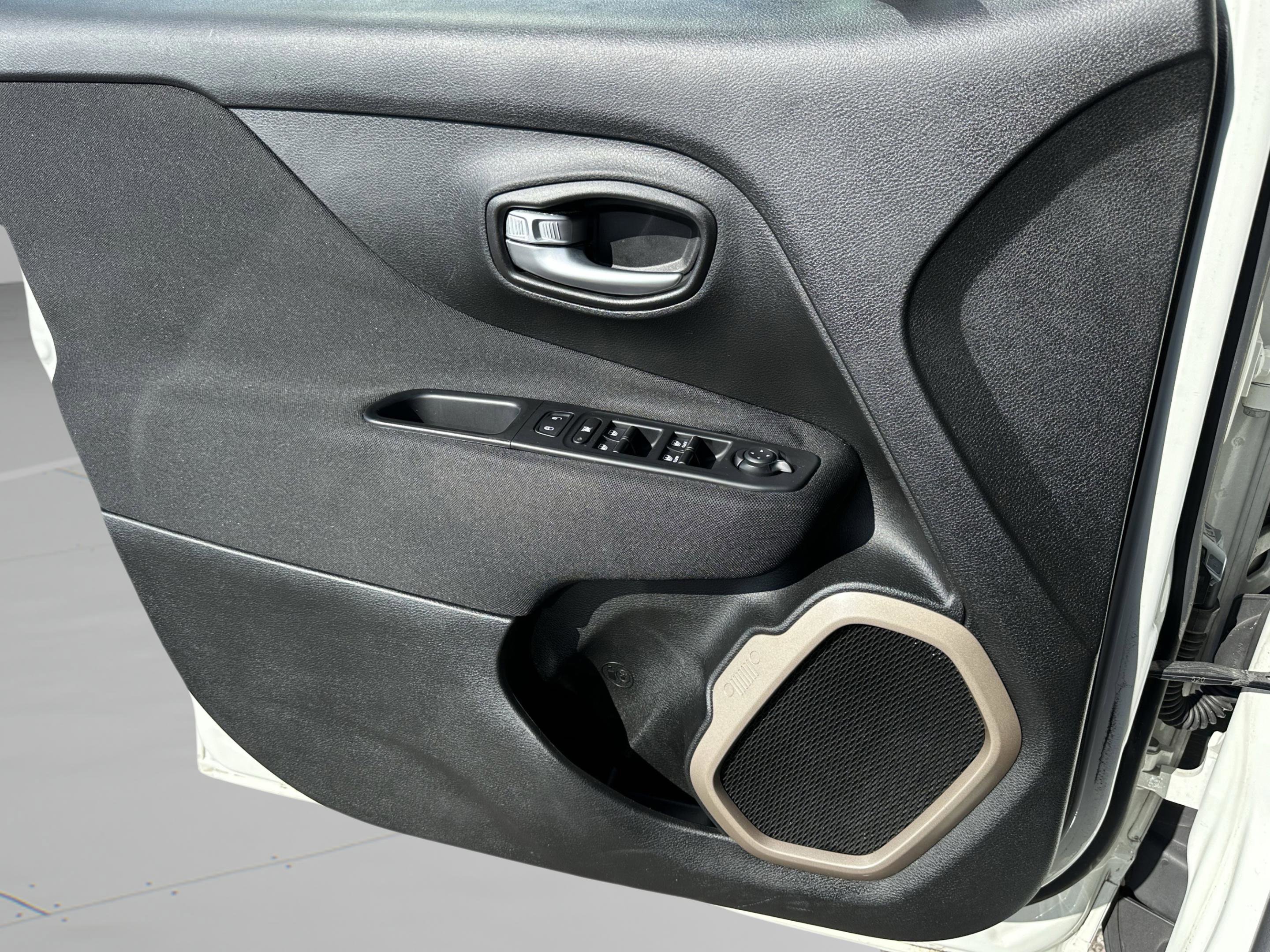 Used 2017 Jeep Renegade Latitude image 21