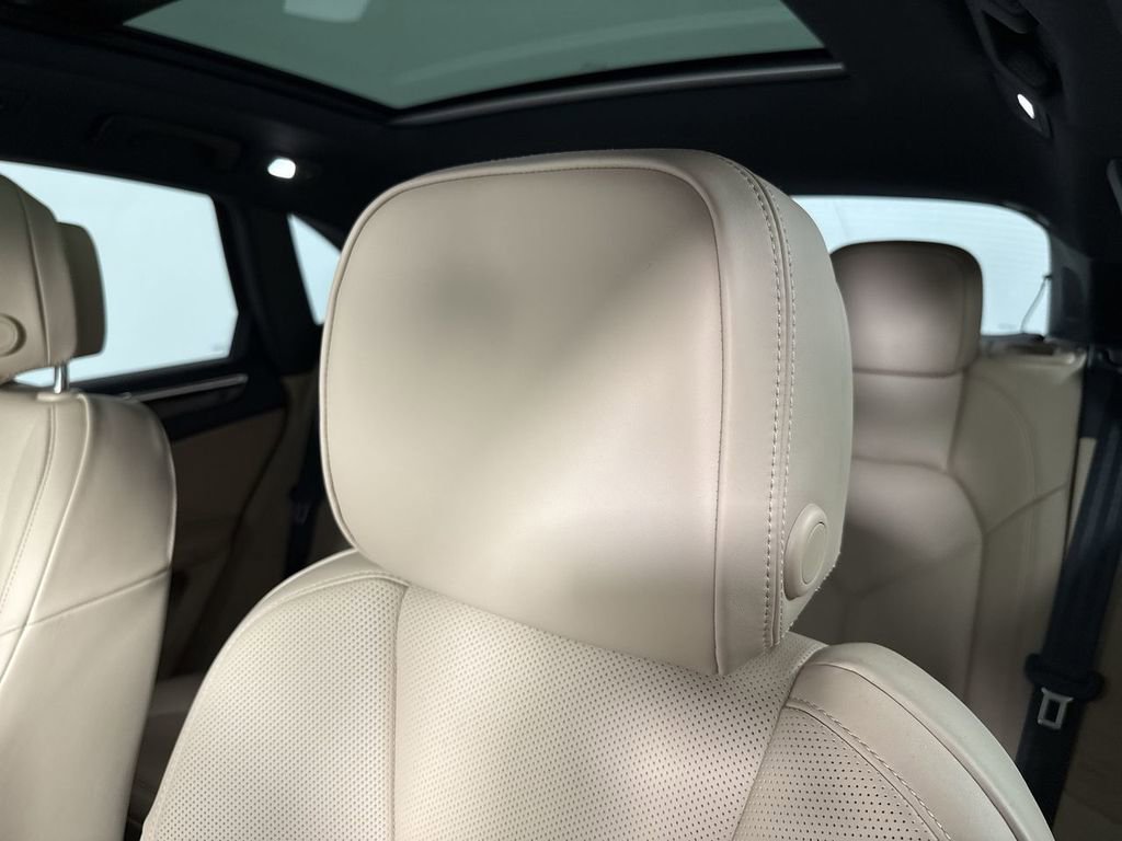 Certified 2025 Porsche Macan image 40