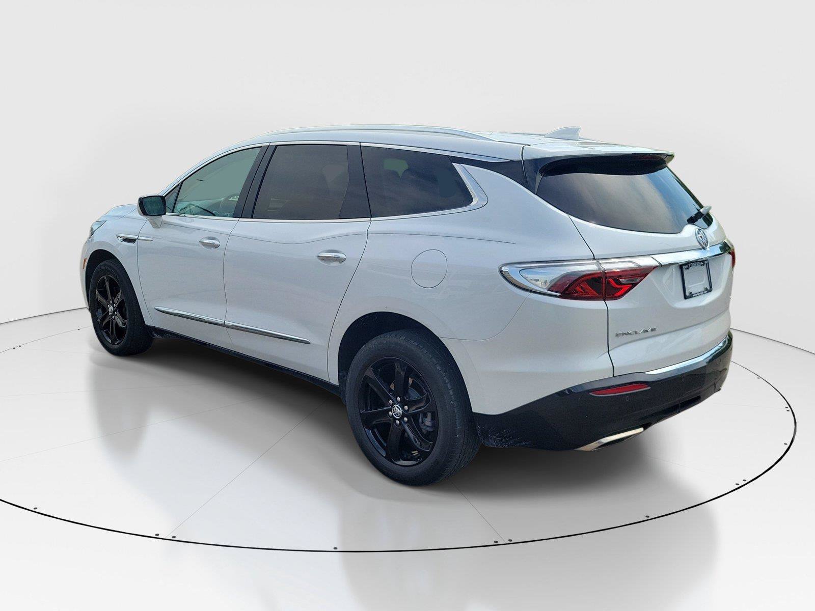 Used 2023 Buick Enclave Essence w/ Sport Touring Edition FWD image 3