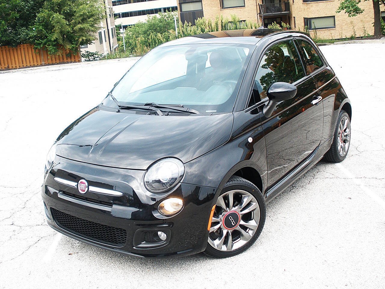 Used 2017 FIAT 500 Pop w/ Sport Appearance Package FWD image 2