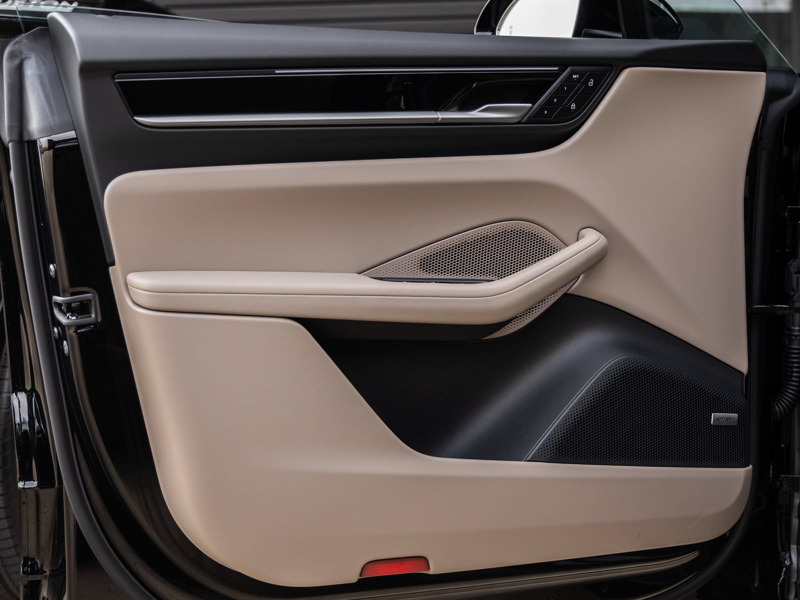 Certified 2025 Porsche Macan Electric RWD image 20