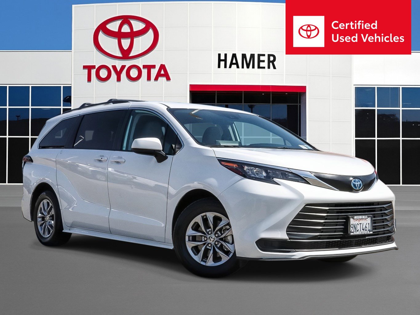 Used 2024 Toyota Sienna LE image 1