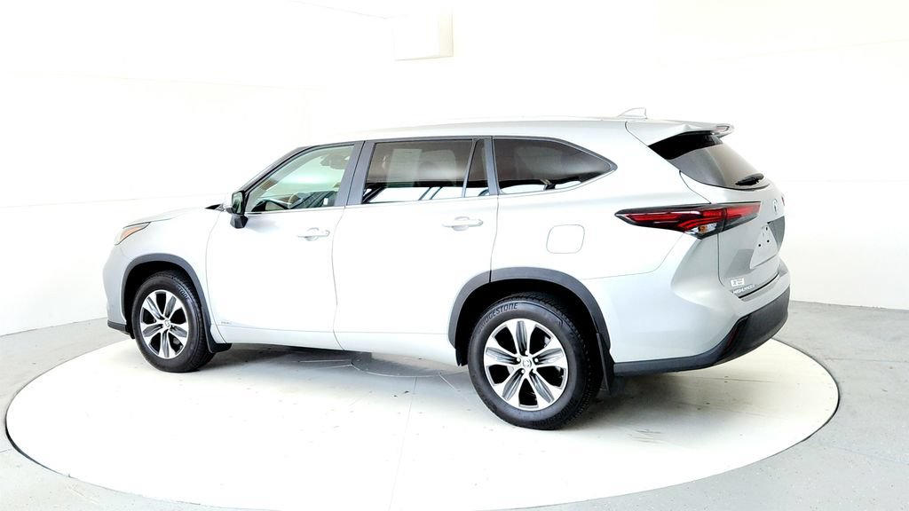 Certified 2025 Toyota Highlander XLE AWD/4WD image 4