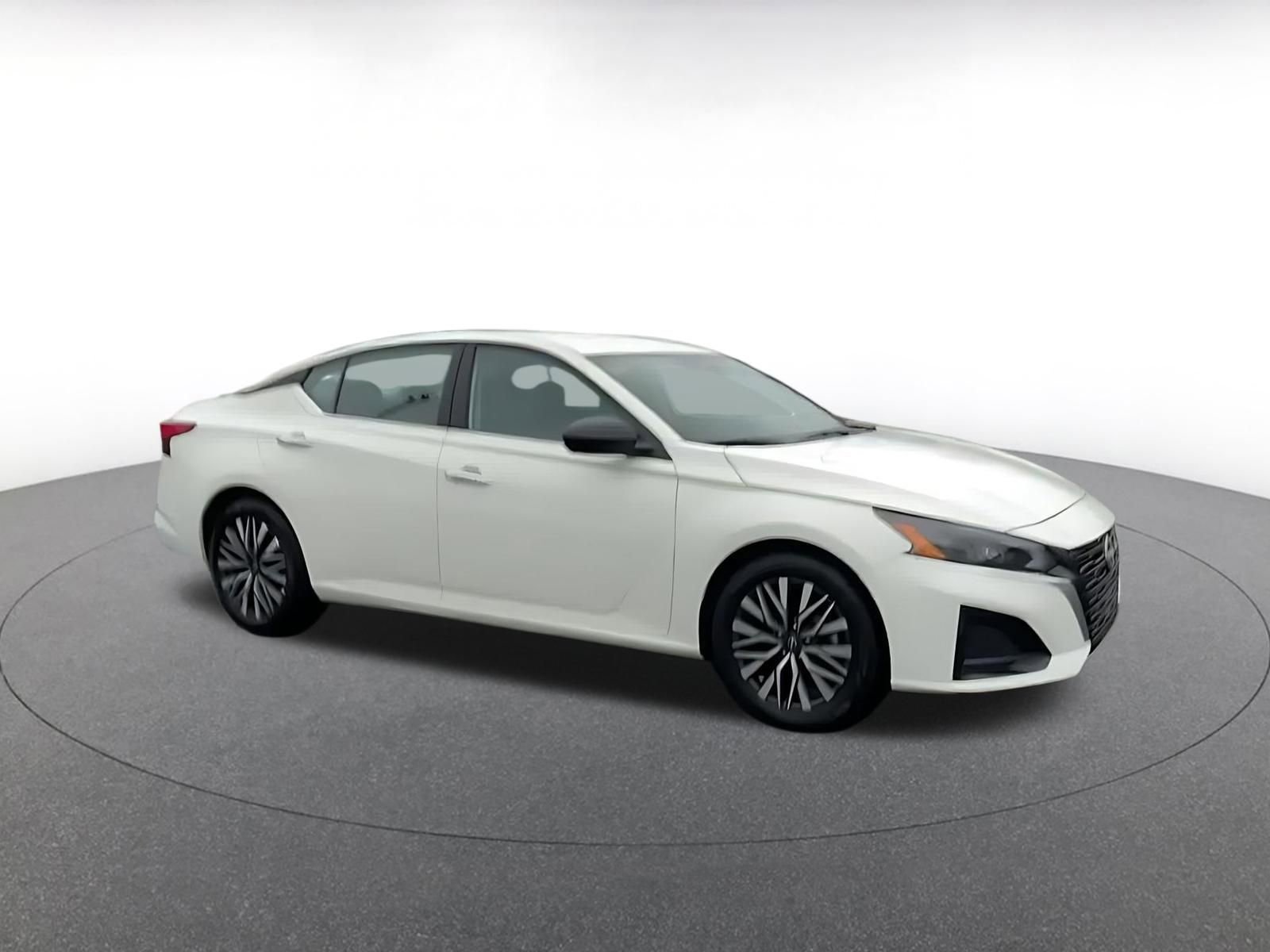 Used 2025 Nissan Altima 2.5 SV image 2