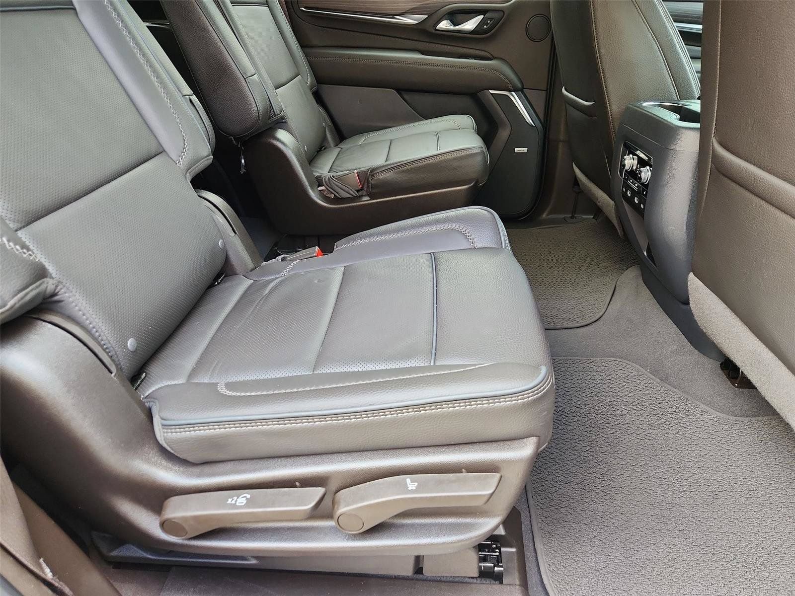 Used 2024 GMC Yukon Denali w/ Advanced Technology Package AWD/4WD image 28