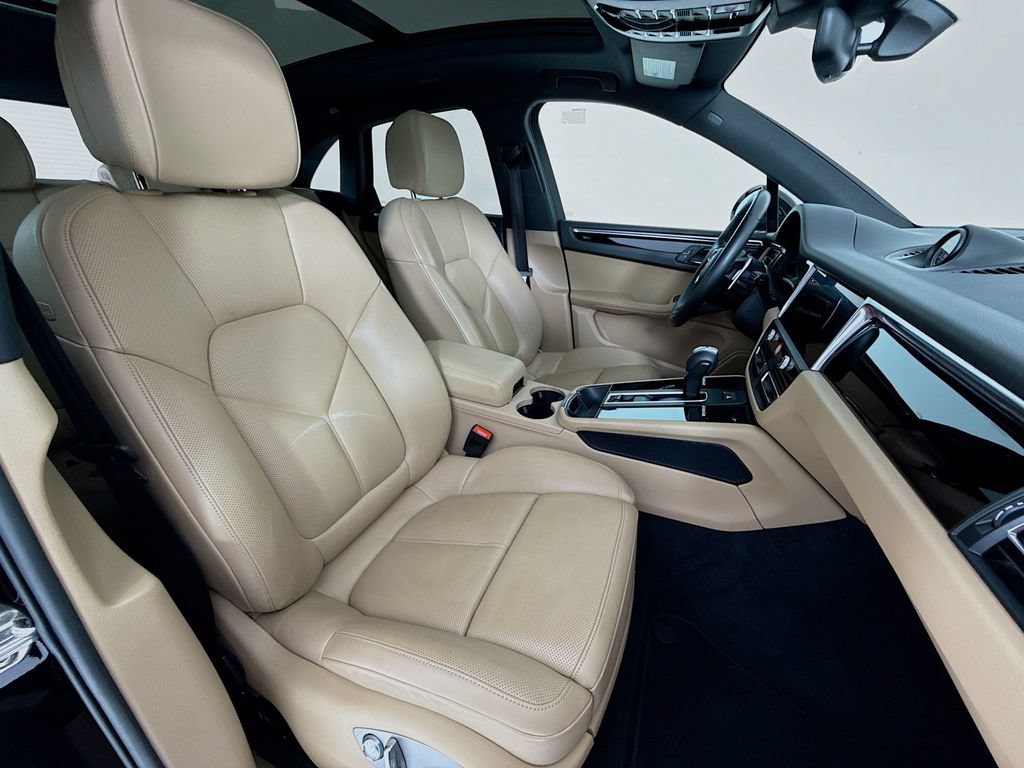 Certified 2022 Porsche Macan AWD/4WD image 30