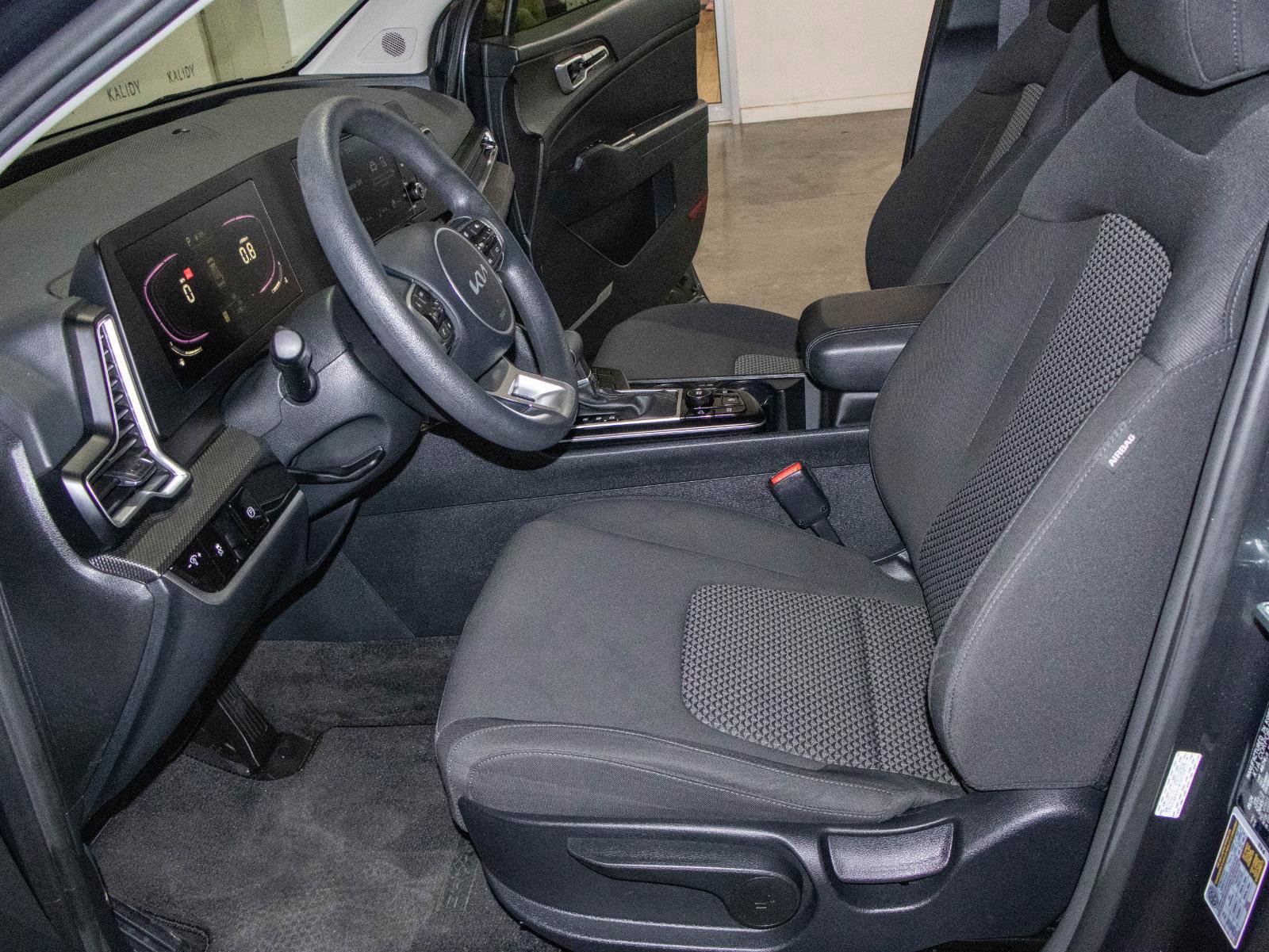 Used 2025 Kia Sportage LX image 7