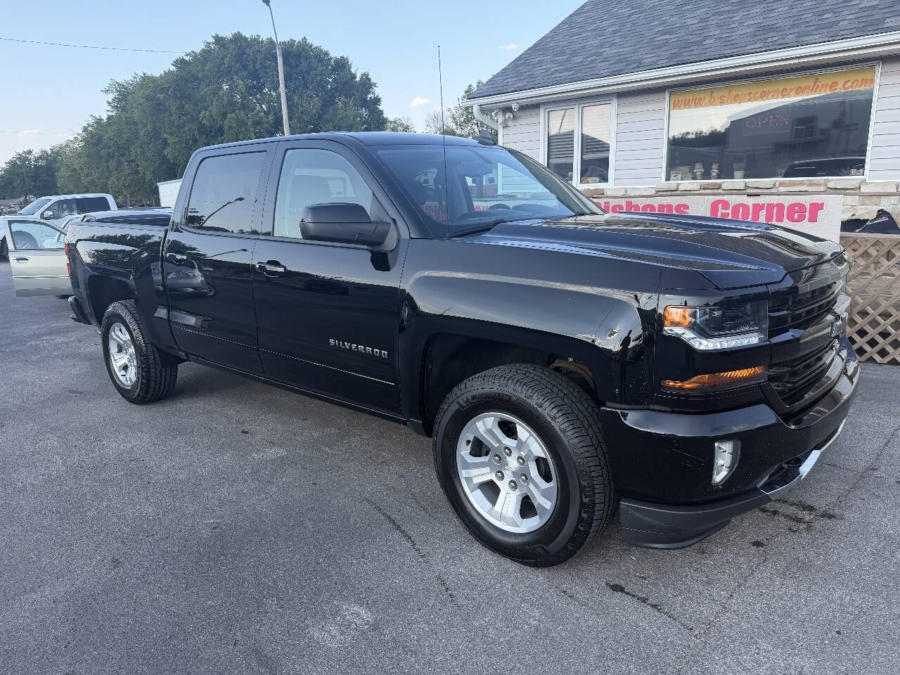 Used 2018 Chevrolet Silverado 1500 LT w/ All Star Edition AWD/4WD image 2