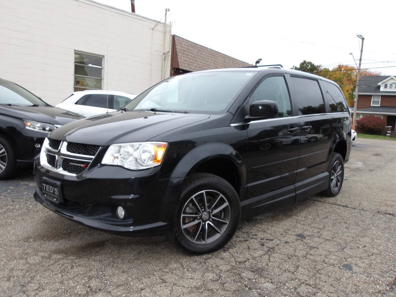 Used 2017 Dodge Grand Caravan SXT w/ Rear Park Assist Package FWD image 36