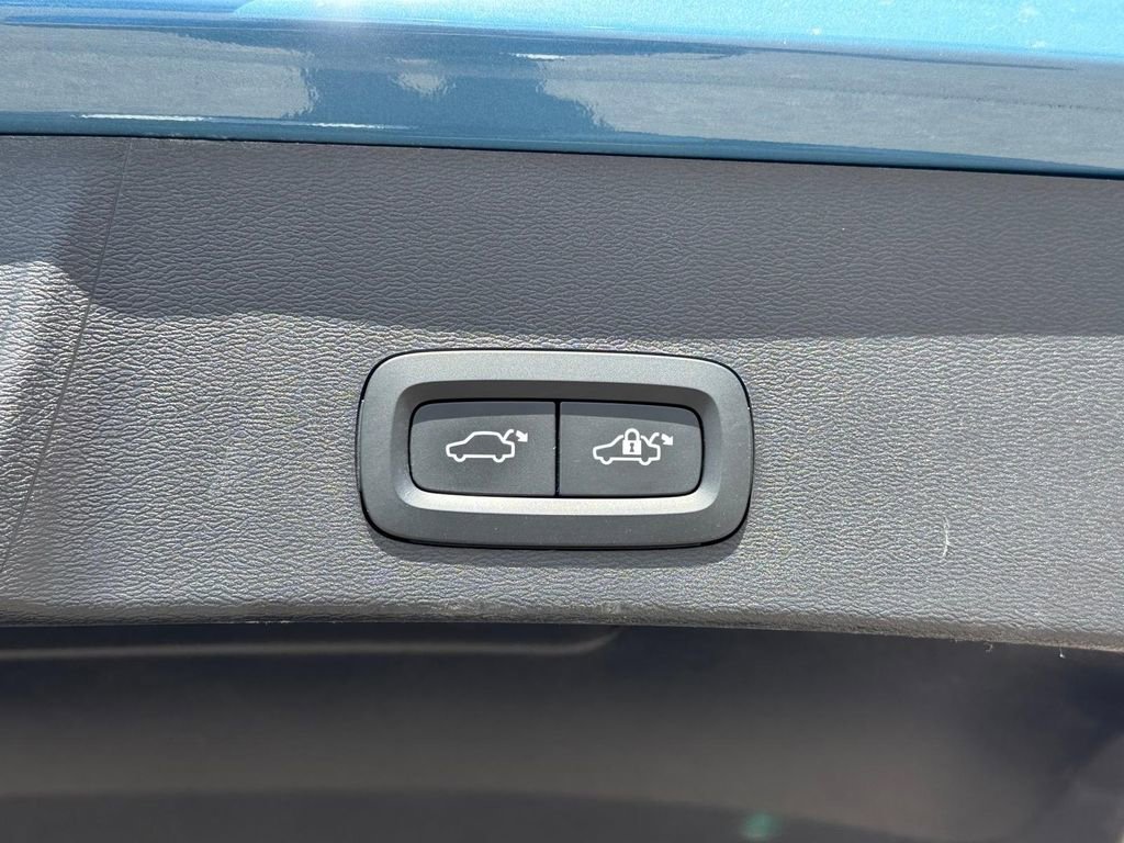 Used 2023 Volvo XC40 Recharge Ultimate AWD/4WD image 6