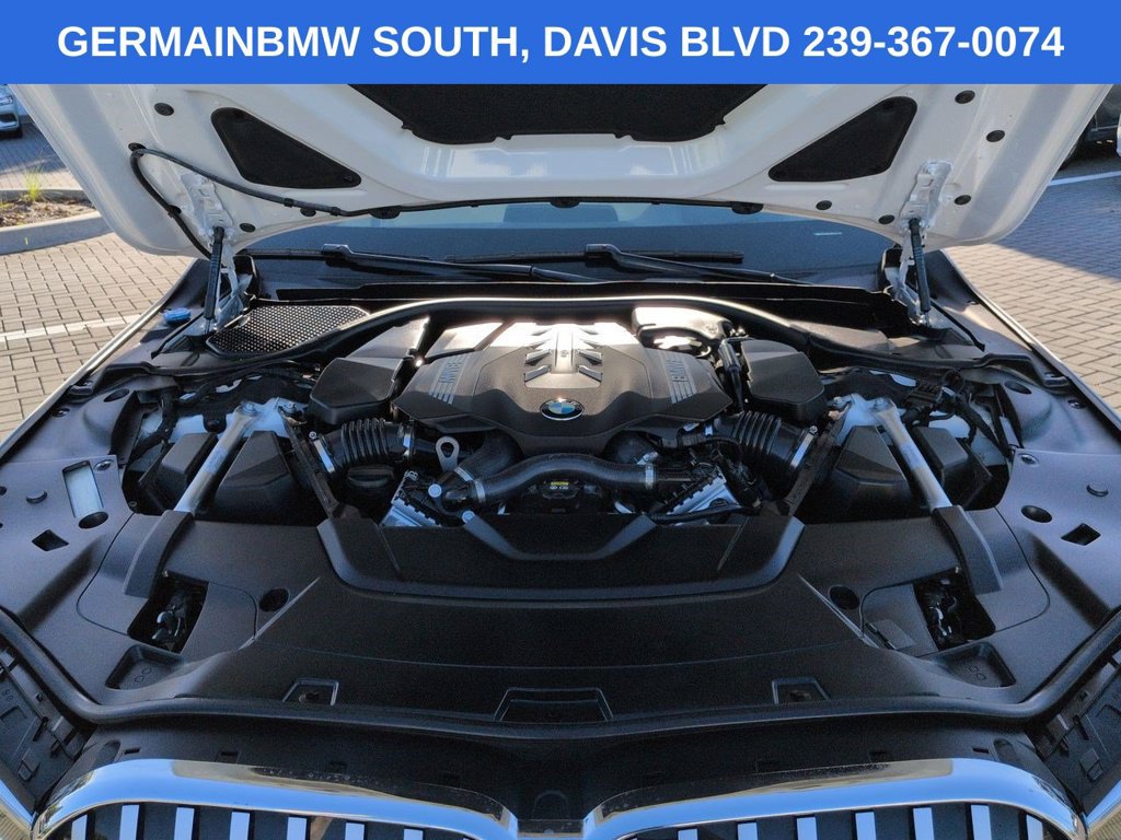 Used 2022 BMW 750i xDrive w/ Luxury Rear Seating Package AWD/4WD image 14