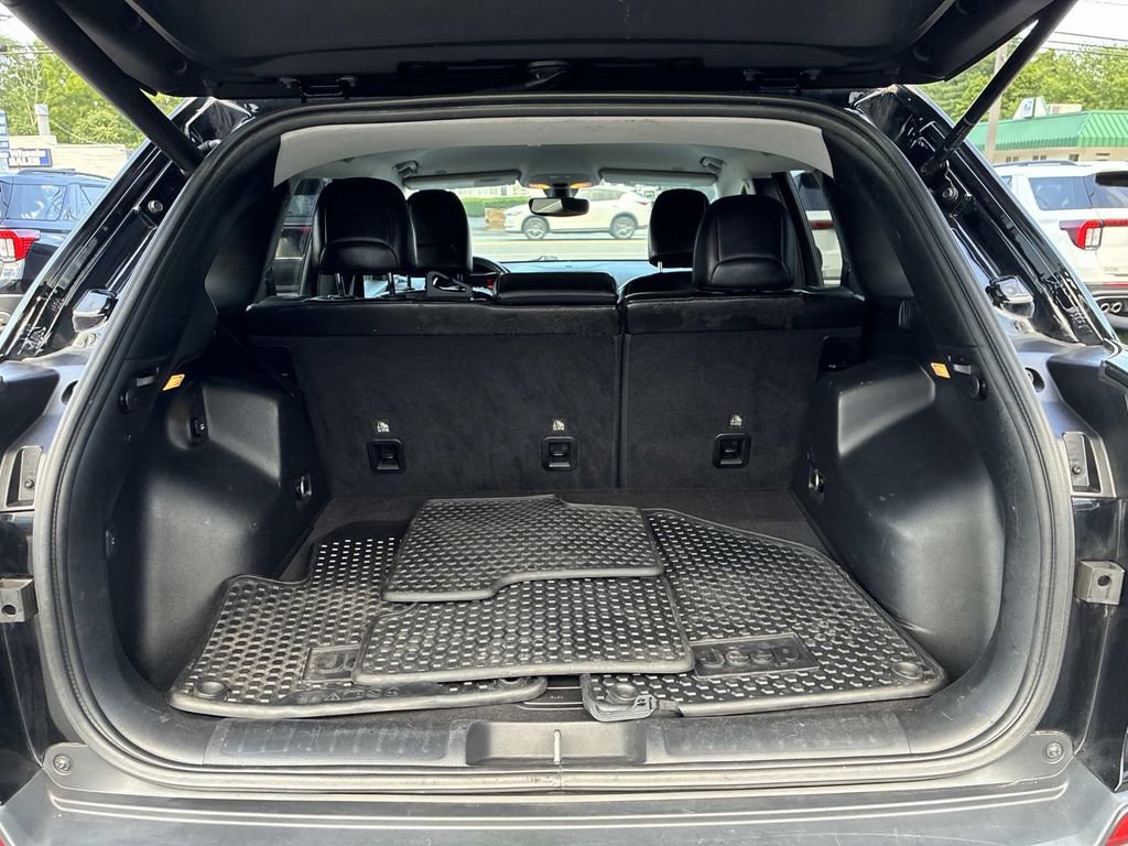 Used 2019 Jeep Cherokee Latitude Plus w/ Comfort/Convenience Group AWD/4WD image 13